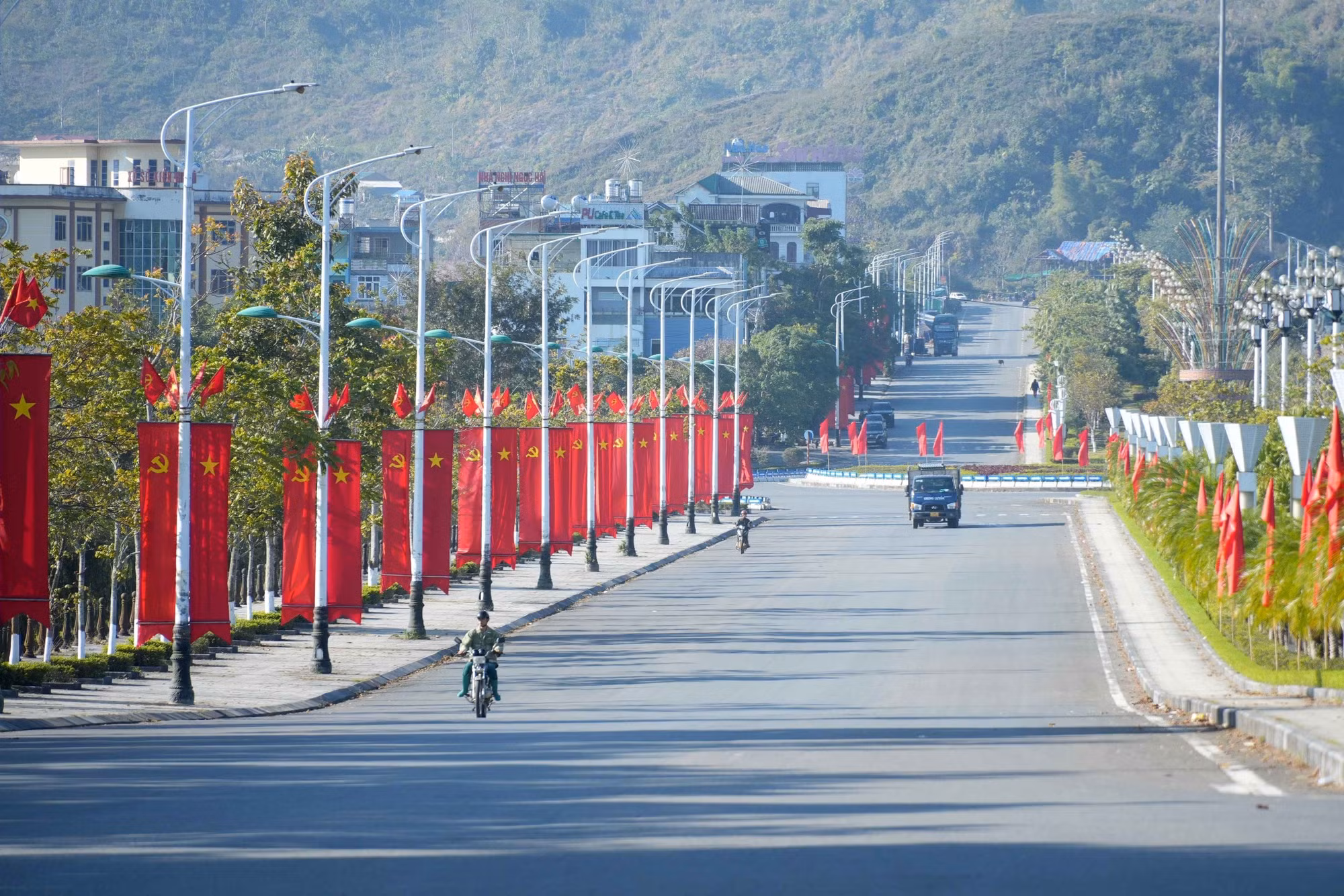 11-lai-chau-trang-hoang-co-hoa-chao-mung-dai-hoi-lan-thu-xiv-cua-dang-8538279.jpg