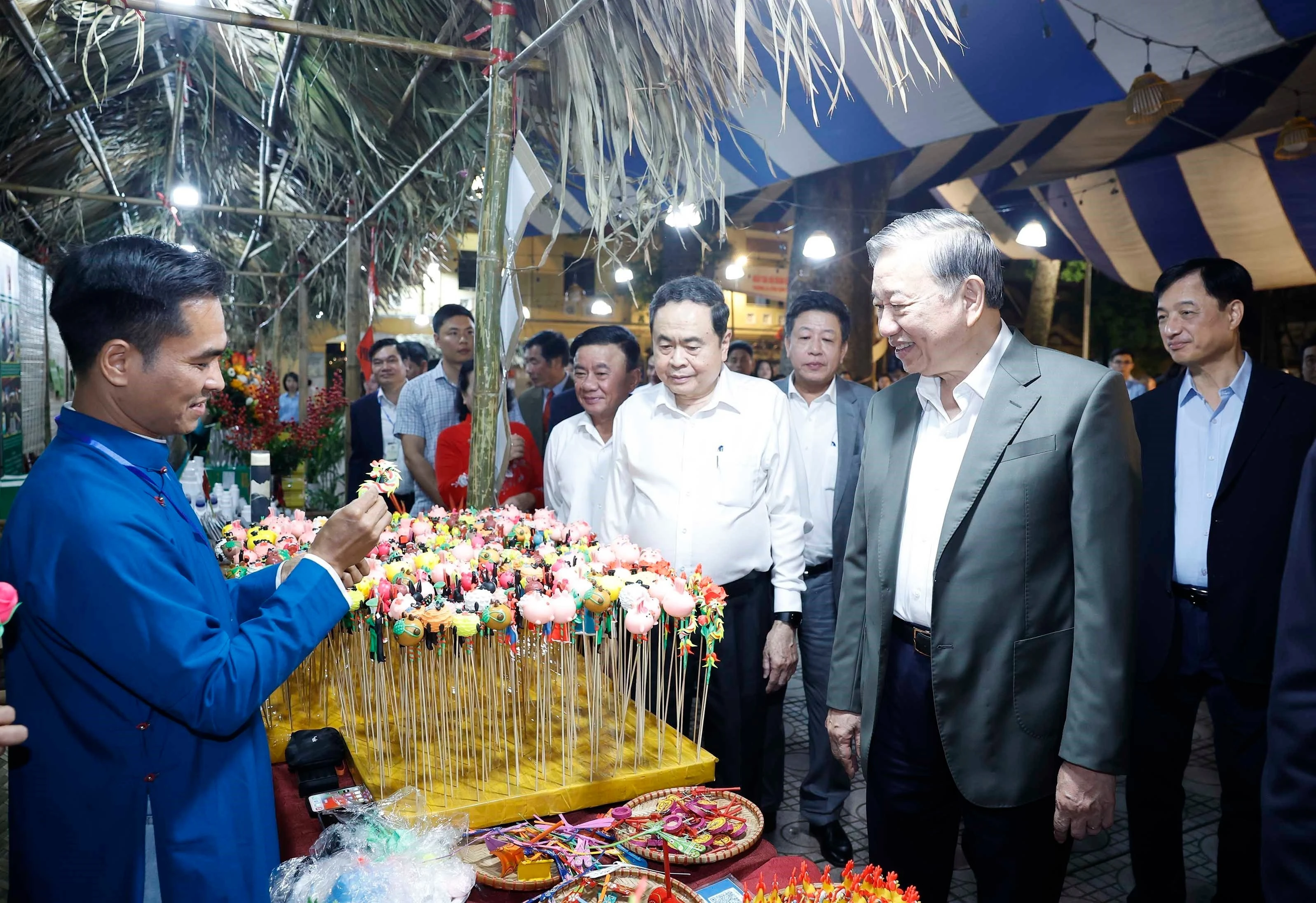 Le secrétaire général To Lam, le président de l'Assemblée nationale Tran Thanh Man, le membre permanent du Secrétariat Tran Cam Tu et des délégués visitent les stands de l'OCOP. Photo : VNA