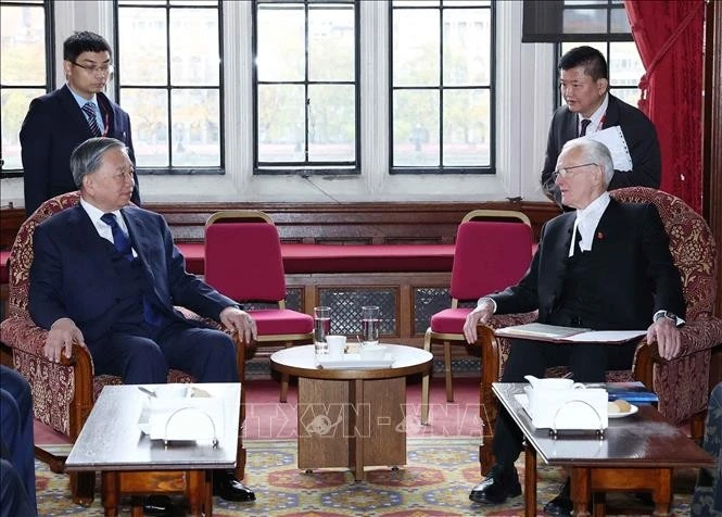 Le secrétaire général du Comité central du Parti communiste du Vietnam (PCV), Tô Lâm, et le président de la Chambre des Lords du Royaume-Uni, John McFall (baron McFall d’Alcluith). Photo:: VNA