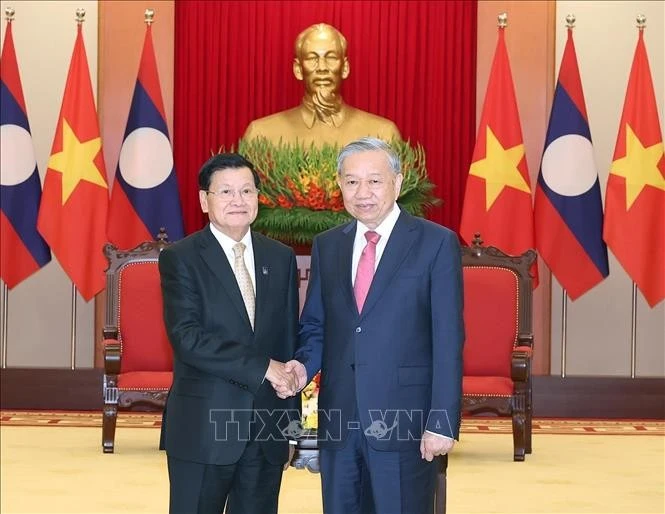 Le secrétaire général du Parti communiste du Vietnam (PCV), To Lam (à droite), et le secrétaire général du Parti populaire révolutionnaire du Laos (PPRL) et président du Laos, Thongloun Sisoulith. Photo: VNA