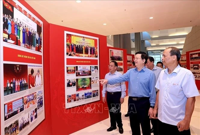 Dans la matinée du 11 octobre, le vice-Premier ministre Mai Van Chinh a inspecté les préparatifs des expositions en l’honneur du Congrès. Photo: VNA