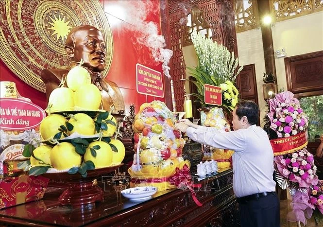 Le président de l’Assemblée nationale, Tran Thanh Man, rend hommage au président Ton Duc Thang. Photo: VNA