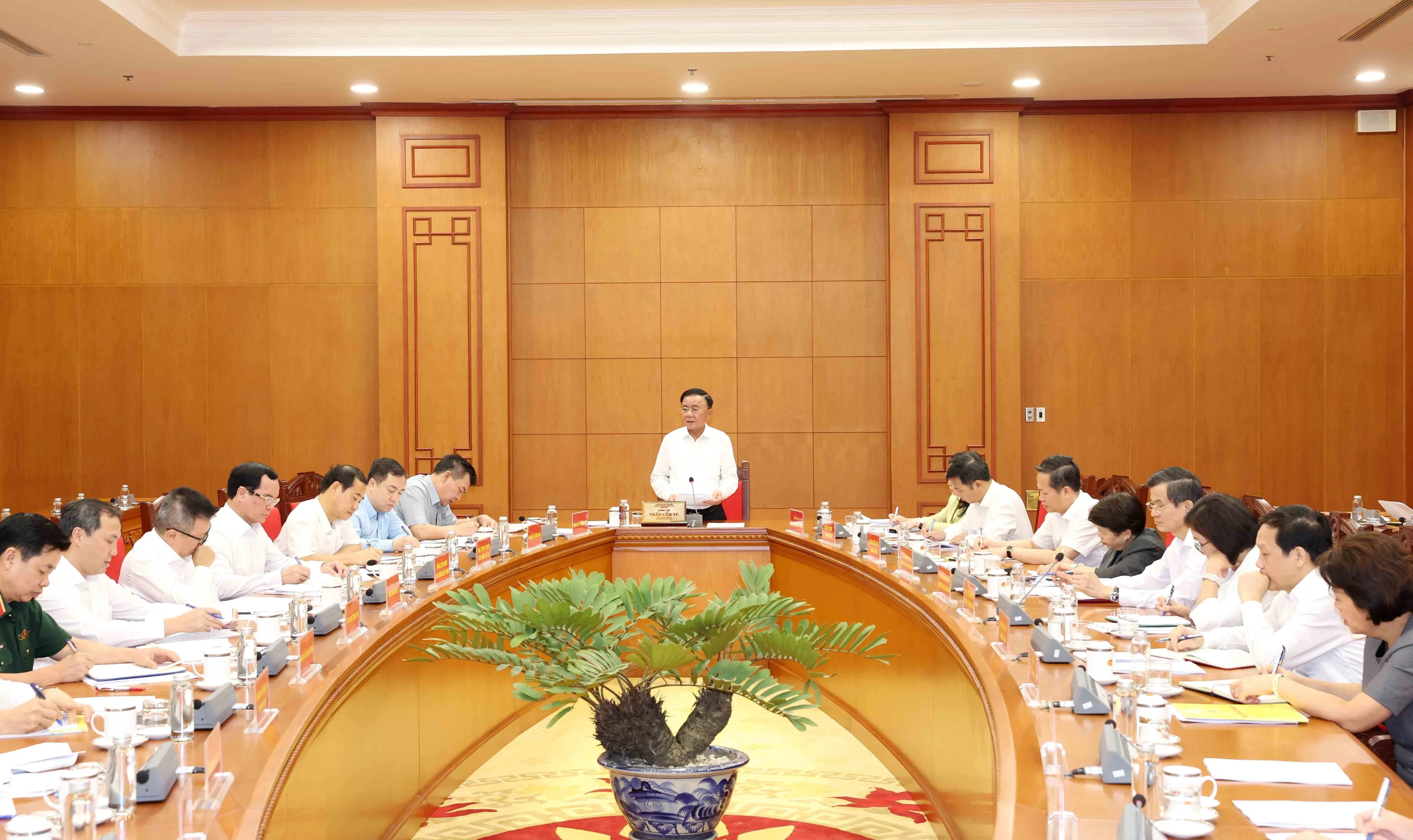 Une réunion de Tran Cam Tu, membre du Bureau politique et permanent du Secrétariat, avec les comités du Parti, les organes relevant du niveau central, le 16 octobre au siège du Comité central du Parti. Photo : VNA.