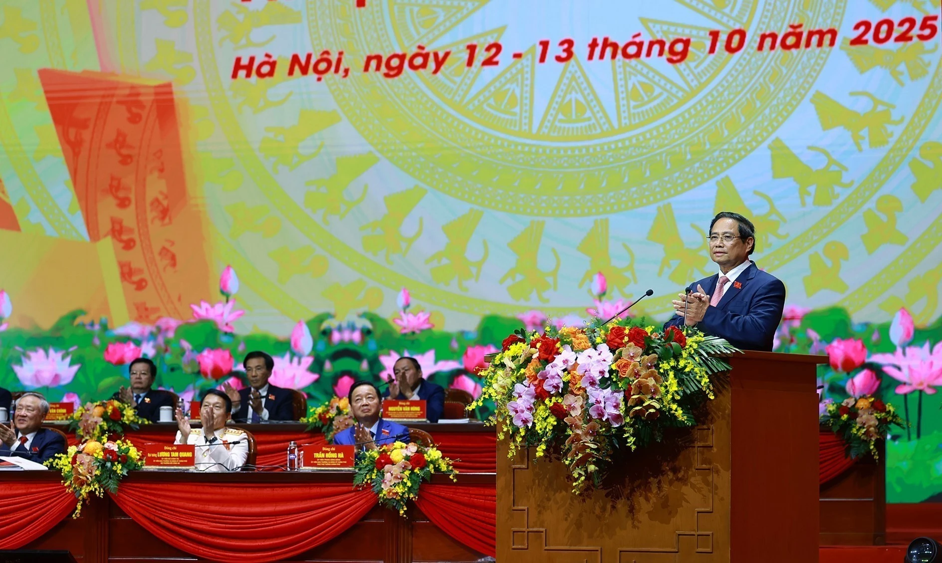 Pham Minh Chinh, membre du Bureau politique, secrétaire du Comité du Parti et Premier ministre, prononce le discours de clôture du Congrès. Photo : VNA