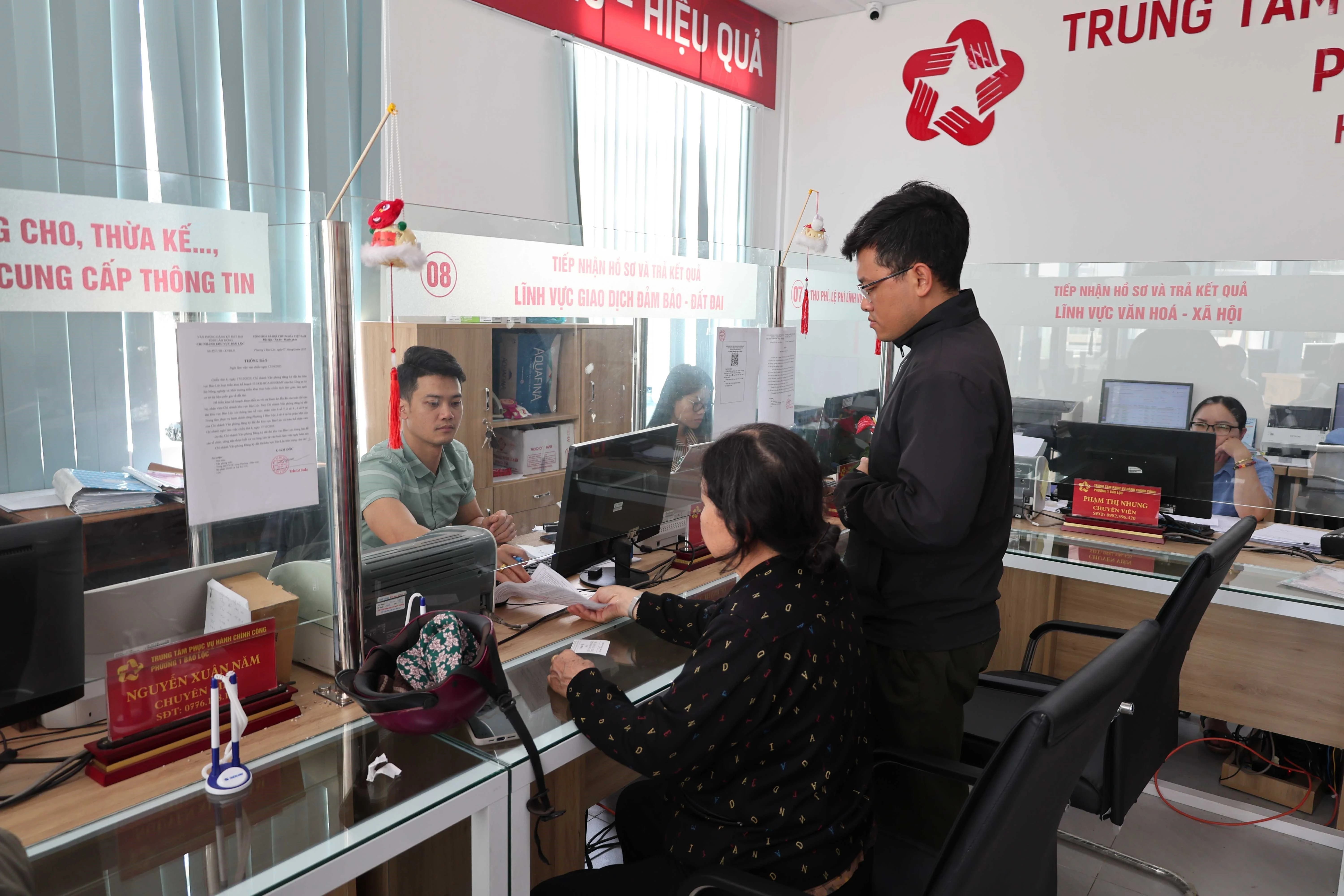 Au Centre de services administratifs publics du quartier 1 Bao Loc (province de Lam Dong). Photo: VNA