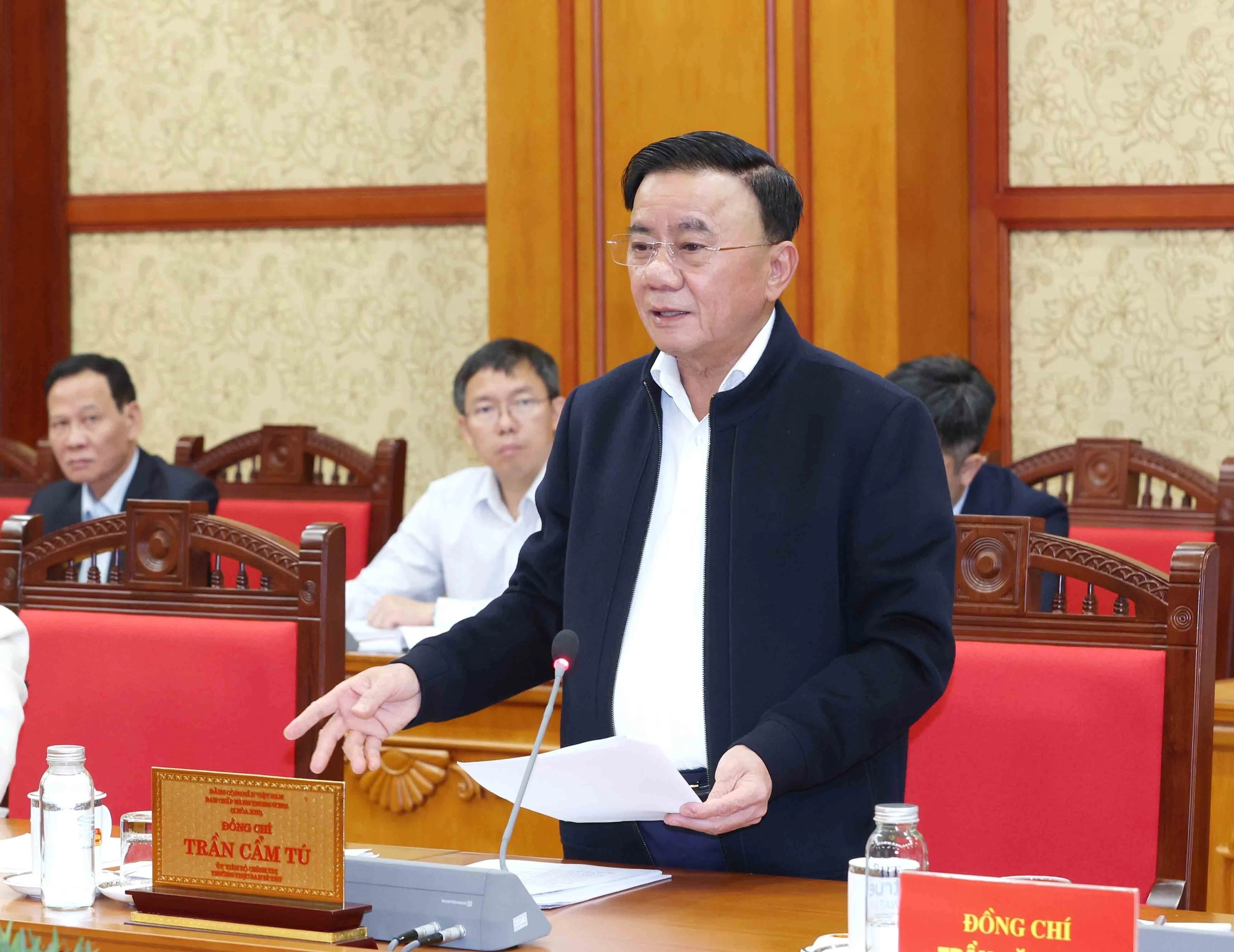 Tran Cam Tu, membre du Bureau politique et permanent du Secrétariat, préside une réunion de la permanence du Sous-comité d’organisation du XIVᵉ Congrès national du Parti, le 24 octobre. Photo: VNA