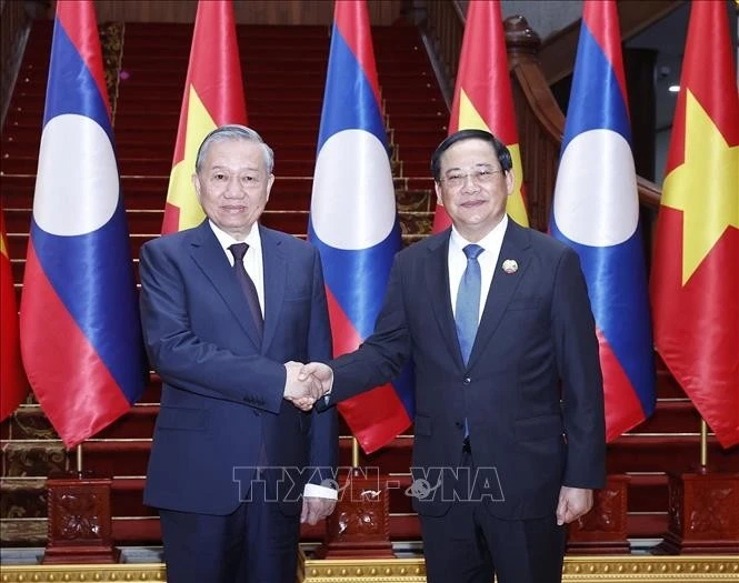 Le secrétaire général du Comité central du Parti communiste du Vietnam (PCV), Tô Lâm (à gauche), et le Premier ministre lao, Sonexay Siphandone. Photo: VNA