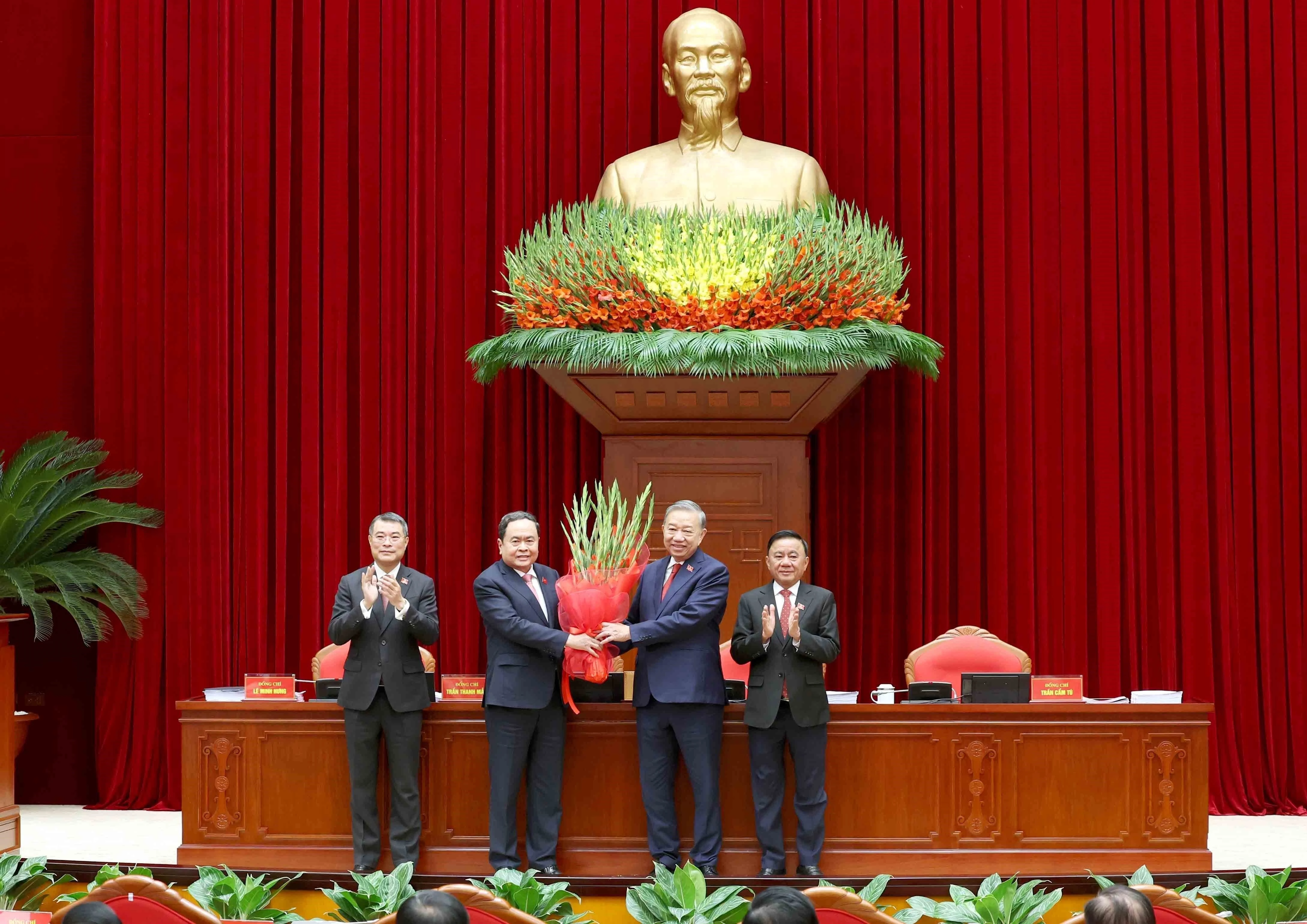 Le 14e Comité central du Parti élit à l'unanimité To Lam au poste de secrétaire général du Parti. Photo: VNA