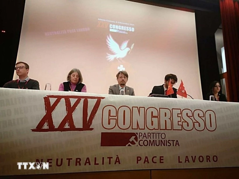 Massimiliano Ay (au centre), secrétaire général du Parti communiste suisse, au congrès du Parti. Photo : VNA