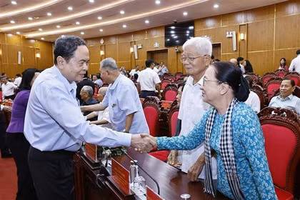 Le président de l’Assemblée nationale, Trân Thanh Mân, et d'anciens dirigeants au niveau central, de la ville de Cân Tho et de la 9e zone militaire. Photo: VNA