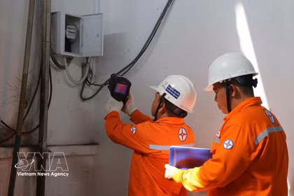 Le personnel de la Compagnie générale d’électricité de Ho Chi Minh-Ville (EVNHCMC)