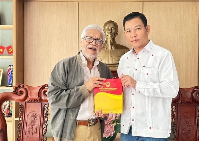 L'ambassadeur du Vietnam au Venezuela, Vu Trung My et Jorge Rondón Uzcátegui (gauche). Photo: VNA 