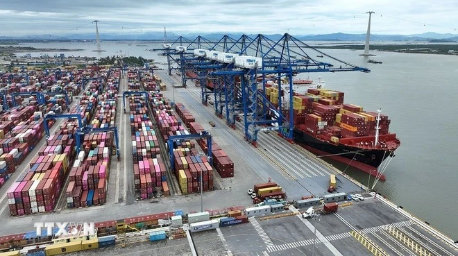 Activités d'import-export au port de Lach Huyên, ville portuaire de Hai Phong (Nord). Photo: VNA