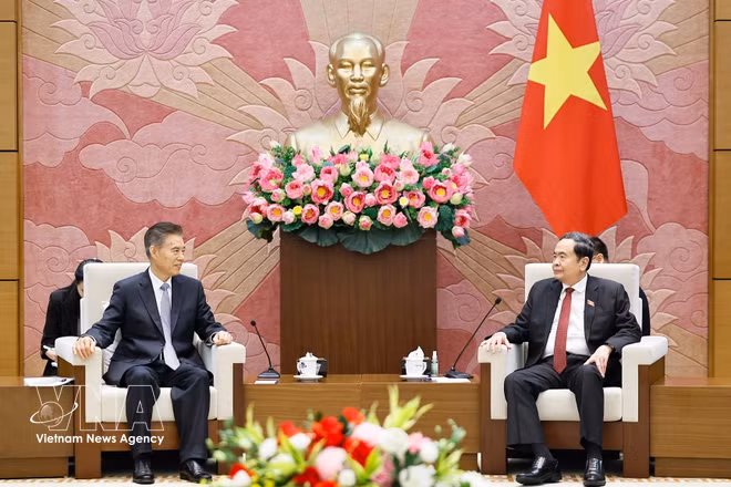 Le président de l’Assemblée nationale du Vietnam, Tran Thanh Man (droite), reçoit le président de la Commission des affaires financières et économiques de l’Assemblée populaire nationale de Chine (APN), Zhong Shan. Photo: VNA