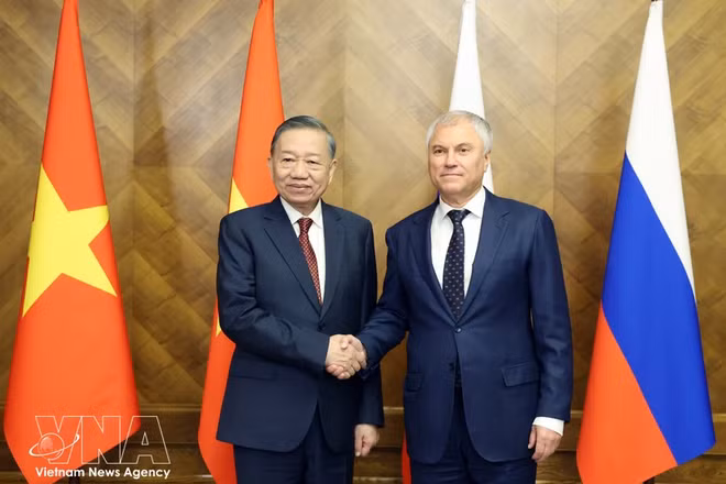 Le secrétaire général du Parti et président de la République, To Lam (gauche) et le président de la Douma d’État de l’Assemblée fédérale de Russie, Vyacheslav Volodin. Photo : VNA