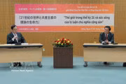 Nguyen Xuan Thang, président du Conseil théorique central, et Shii Kazuo, président du Comité central du Parti communiste japonais, lors de leur rencontre. Photo: VNA
