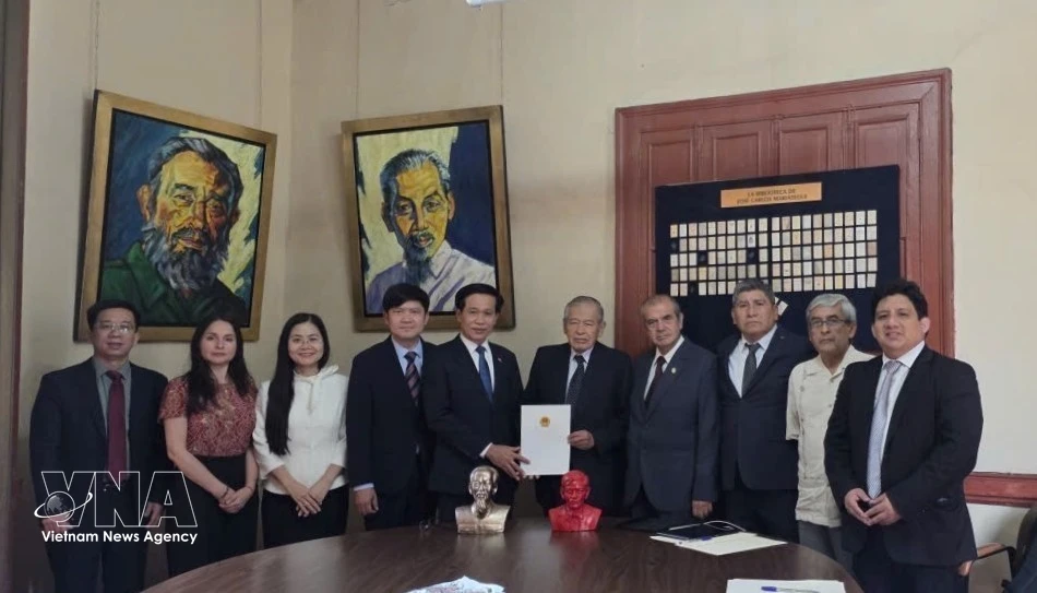 La délégation du Parti communiste vietnamien pose avec les dirigeants du Parti communiste du Pérou – Patrie rouge (Patria Roja). Photo: VNA