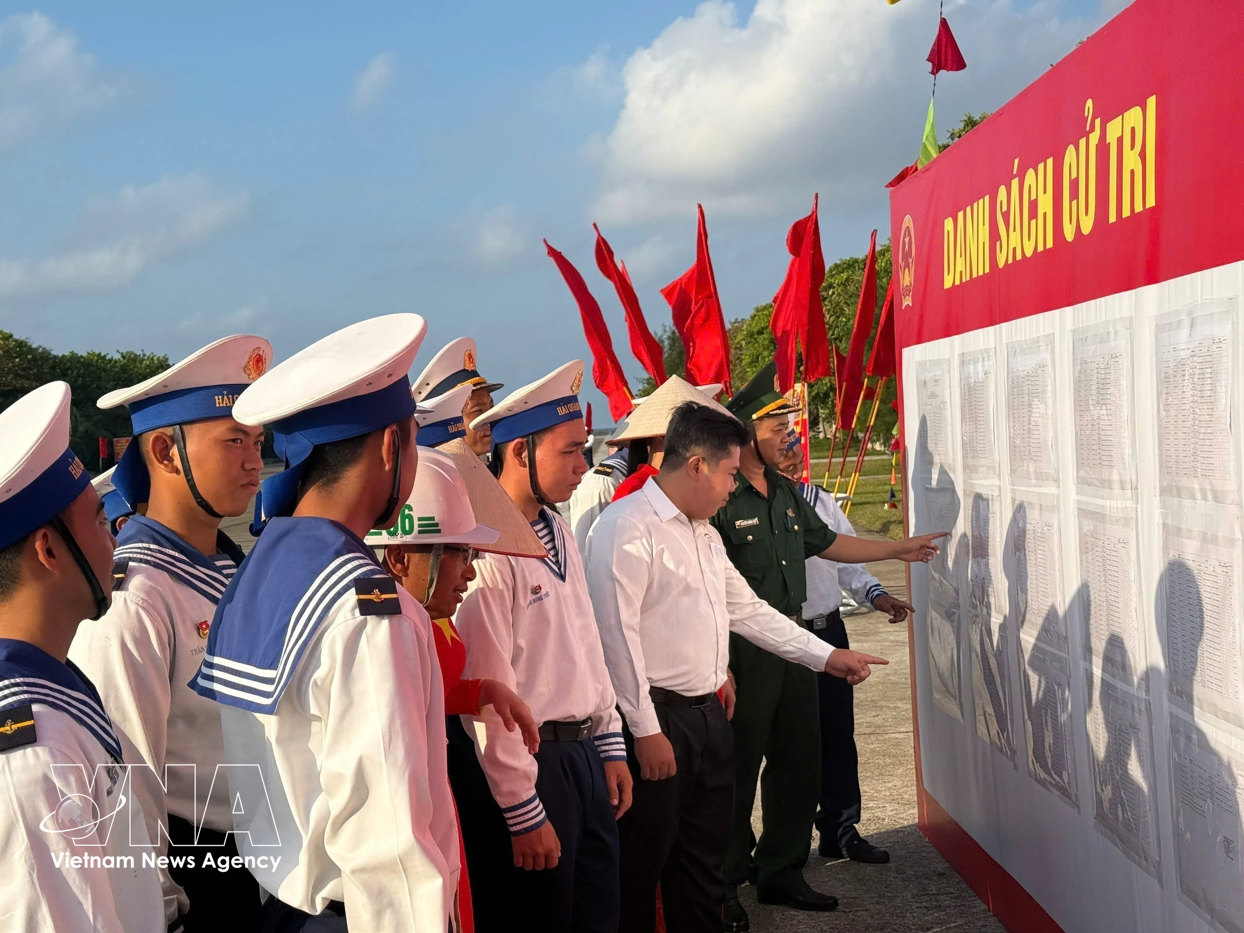 À Truong Sa, des électeurs suivent les informations sur les élections législatives. Photo : VNA