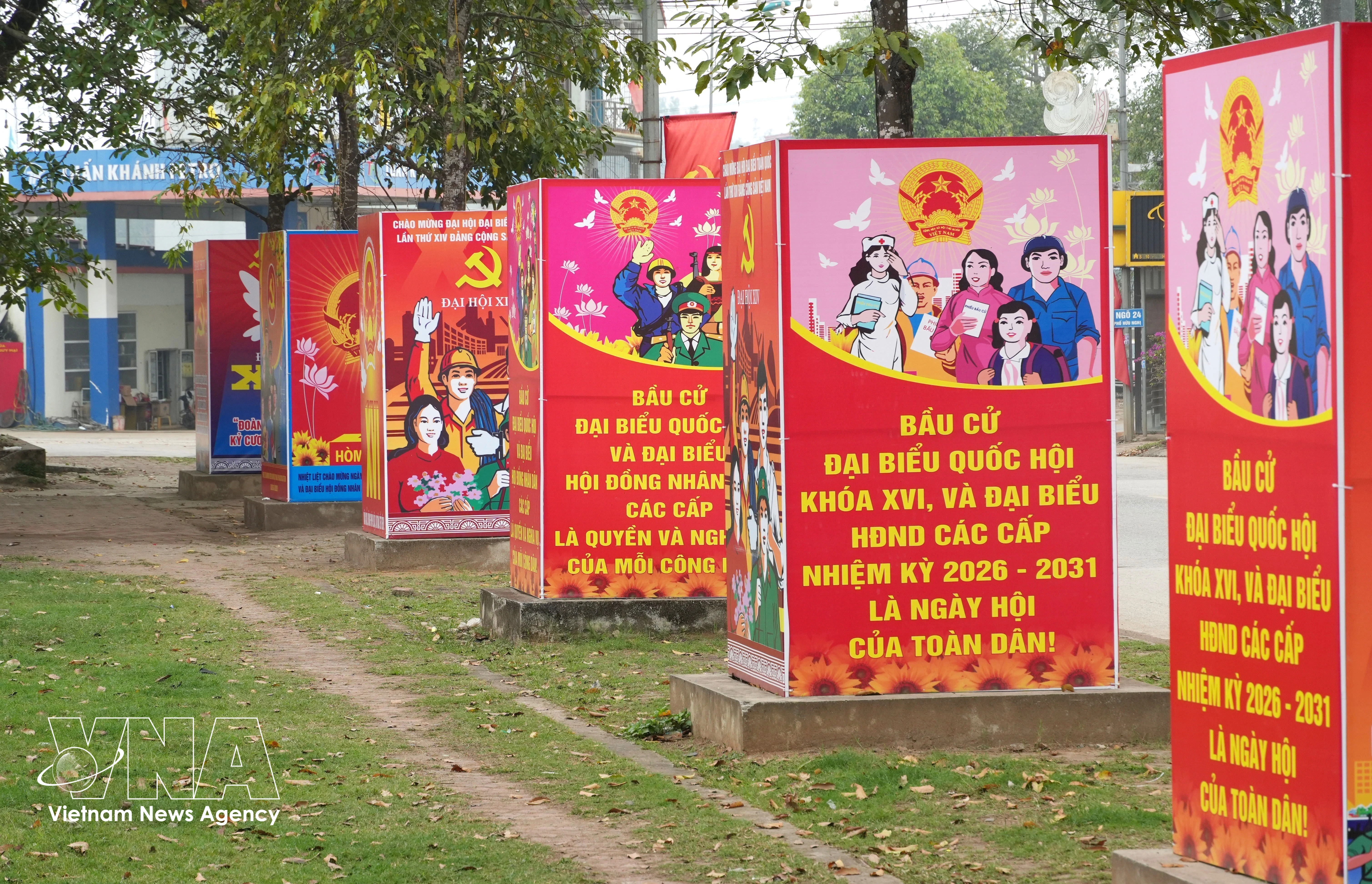 Des panneaux d'affichage de propagande sont installés le long de la route dans la commune de Lac Son (province de Phu Tho). Photo : VNA