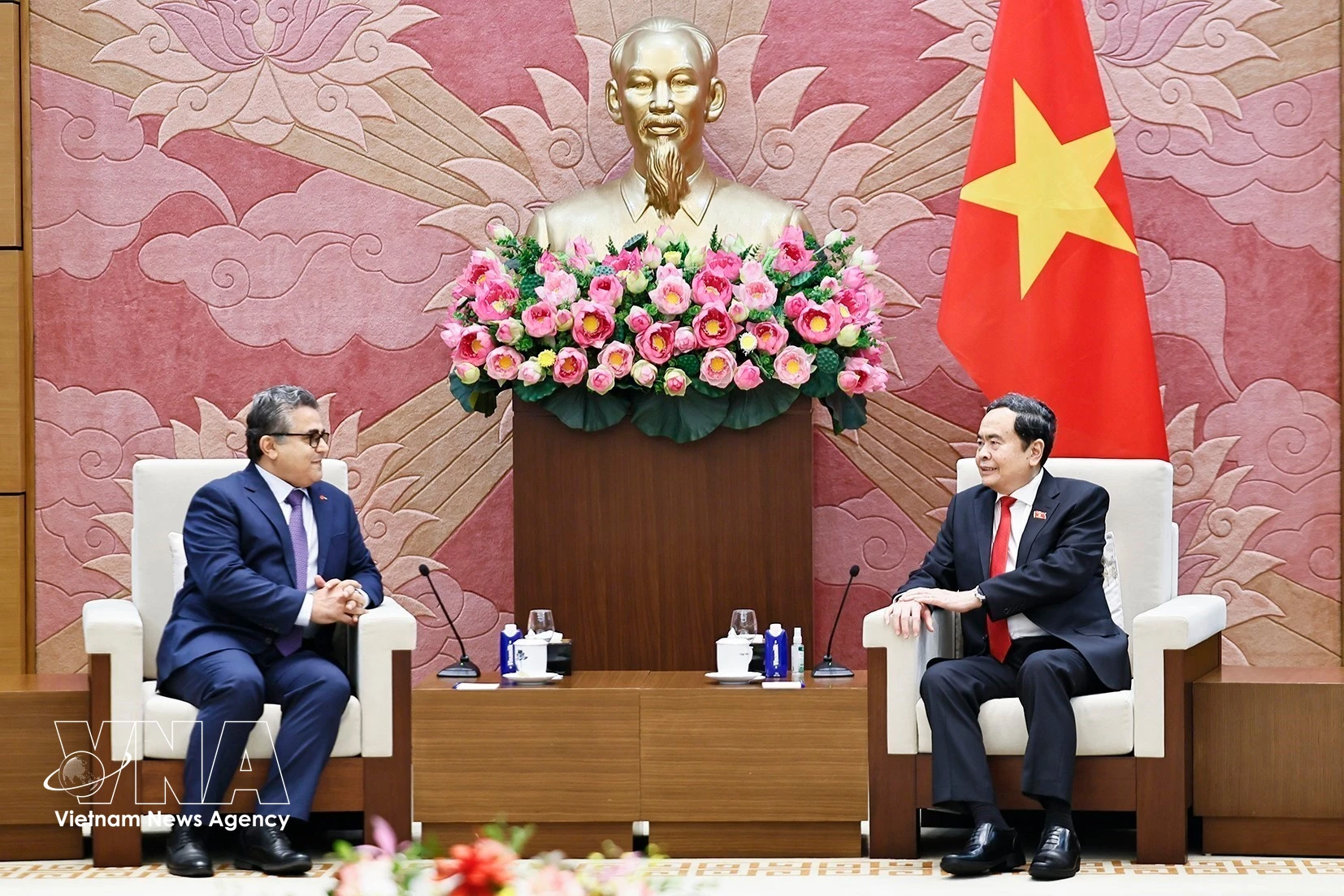 Le président de l’Assemblée nationale du Vietnam, Tran Thanh Man, reçoit à Hanoï l’ambassadeur de Palestine, Saadi Salama, venu lui faire ses adieux à l’occasion de la fin de sa mission au Vietnam. Photo : VNA