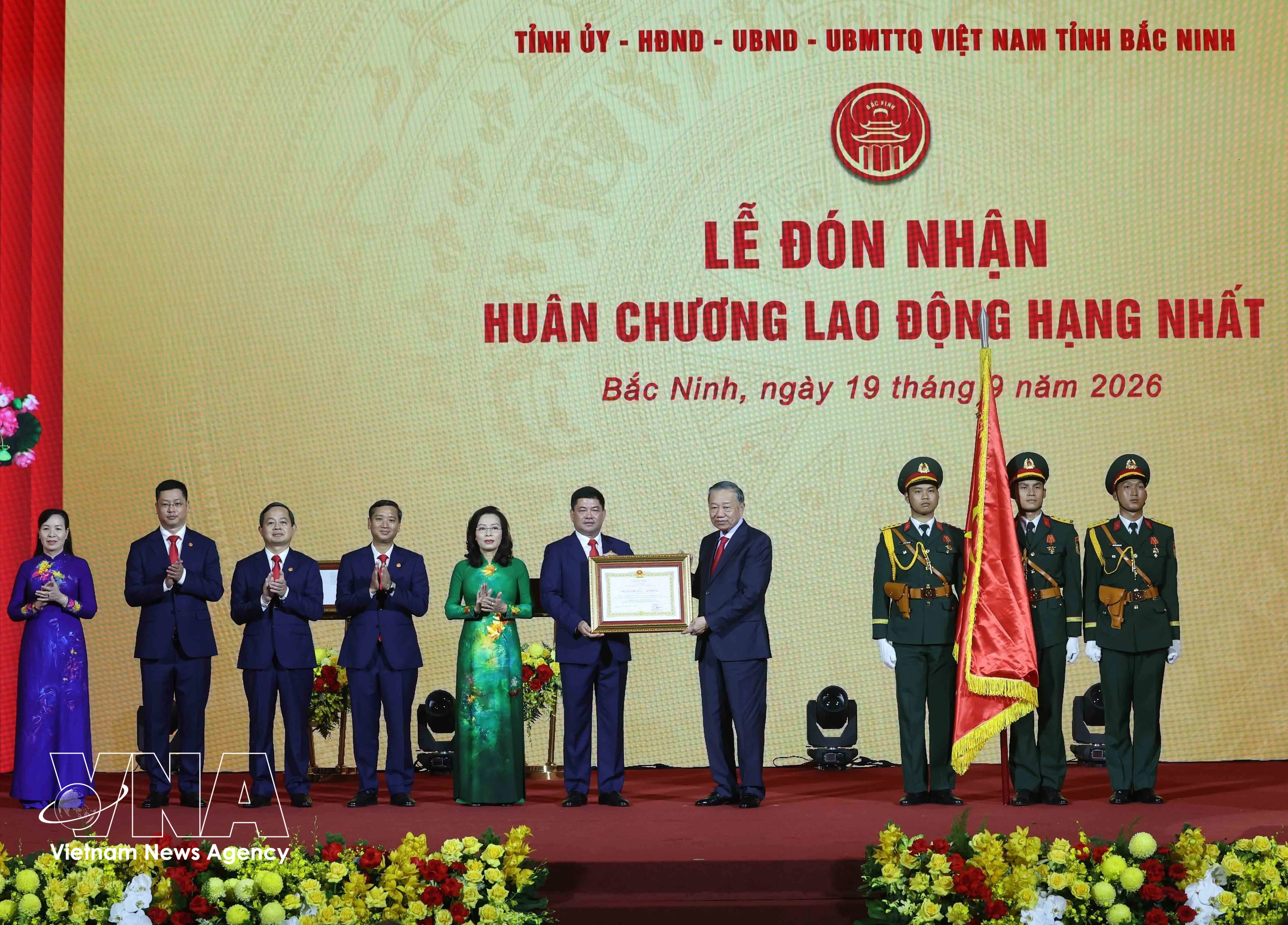 La cérémonie de publication de la résolution de l’Assemblée nationale sur la création de la ville de Bac Ninh. Photo : VNA