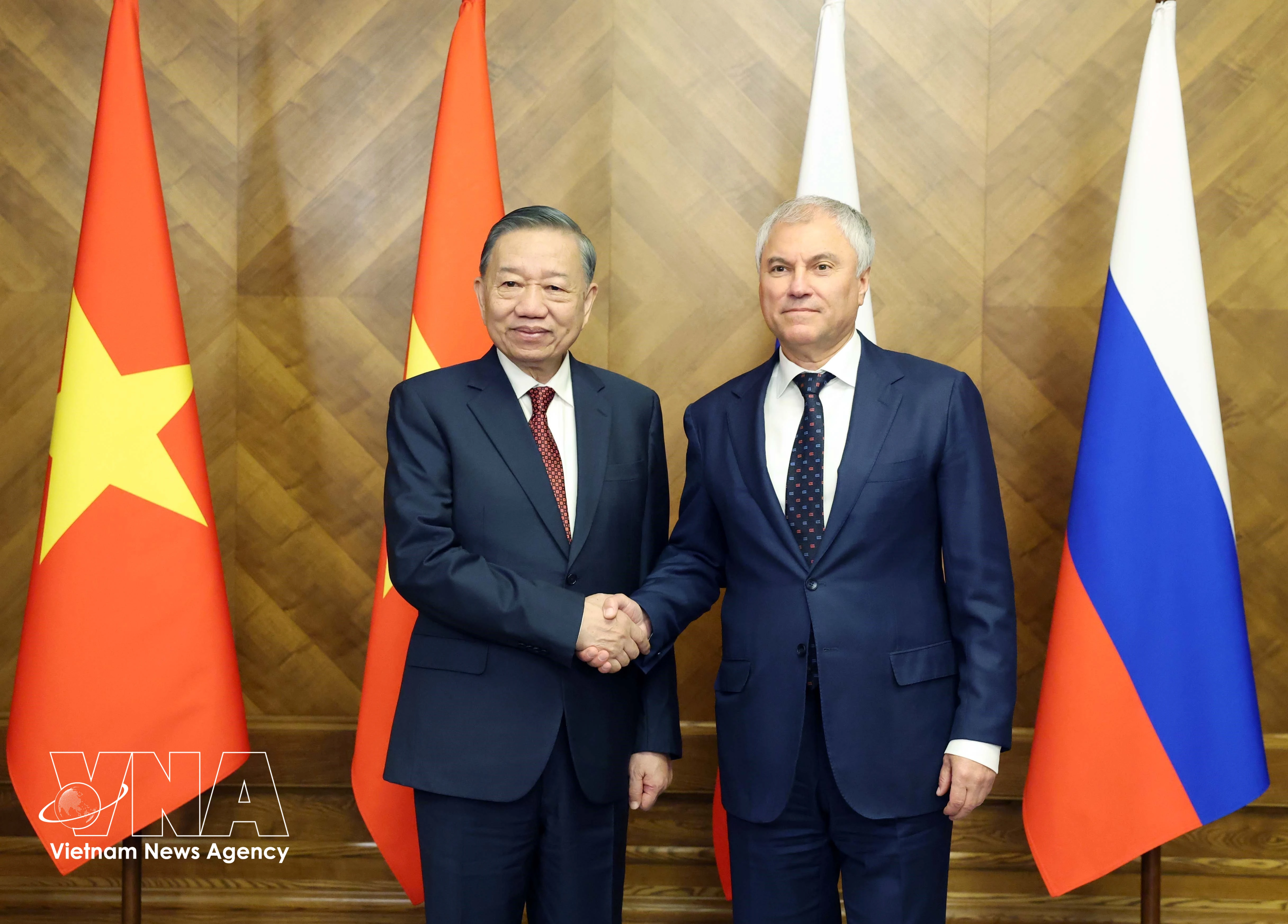 Le secrétaire général du Parti et président de la République, To Lam (gauche) et le président de la Douma d’État de l’Assemblée fédérale de Russie, Vyacheslav Volodin. Photo : VNA