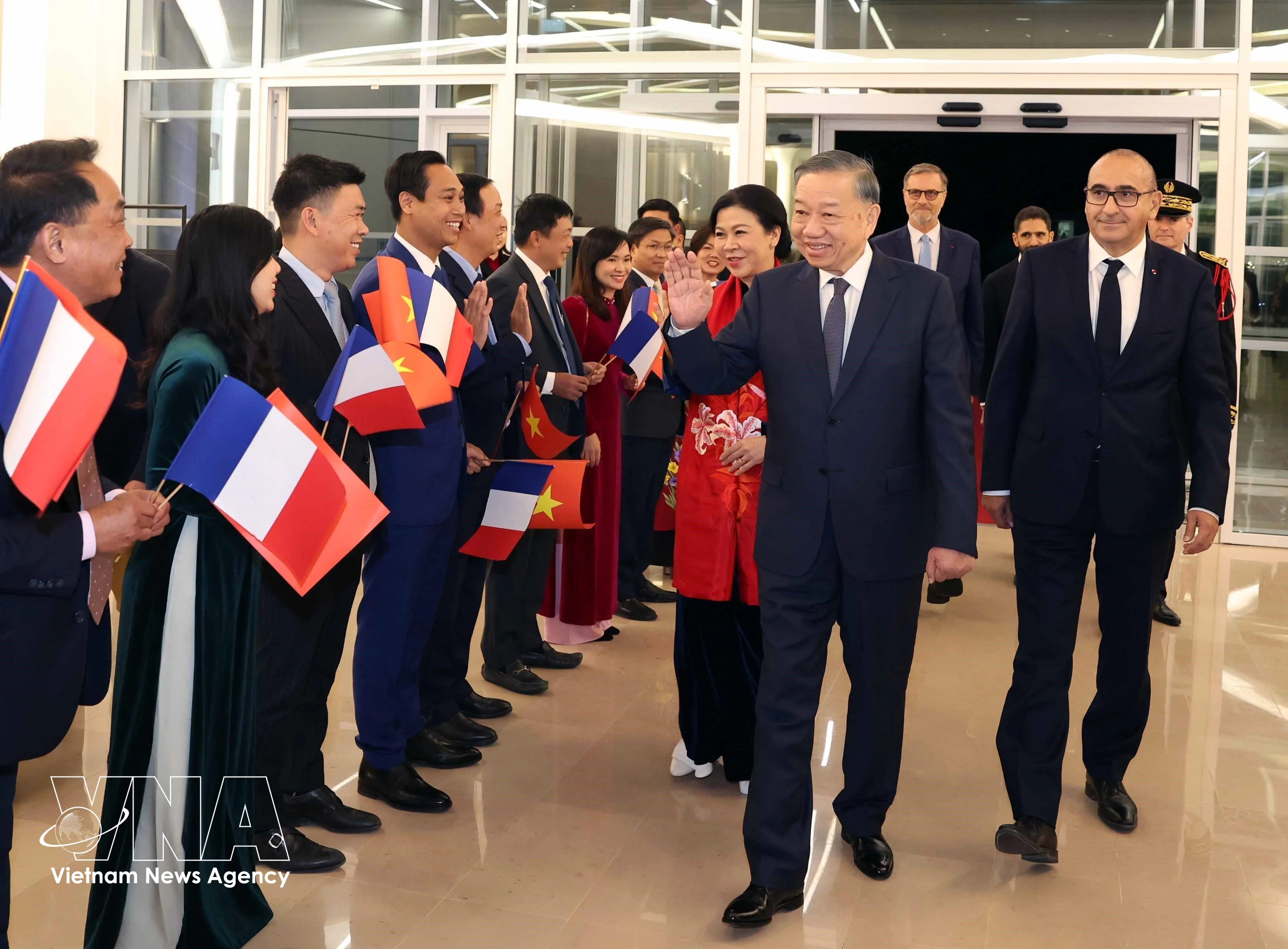 Les cadres et employés de l’ambassade, ainsi que la communauté vietnamienne en France, accueillent le dirigeant To Lam et son épouse. Photo : VNA
