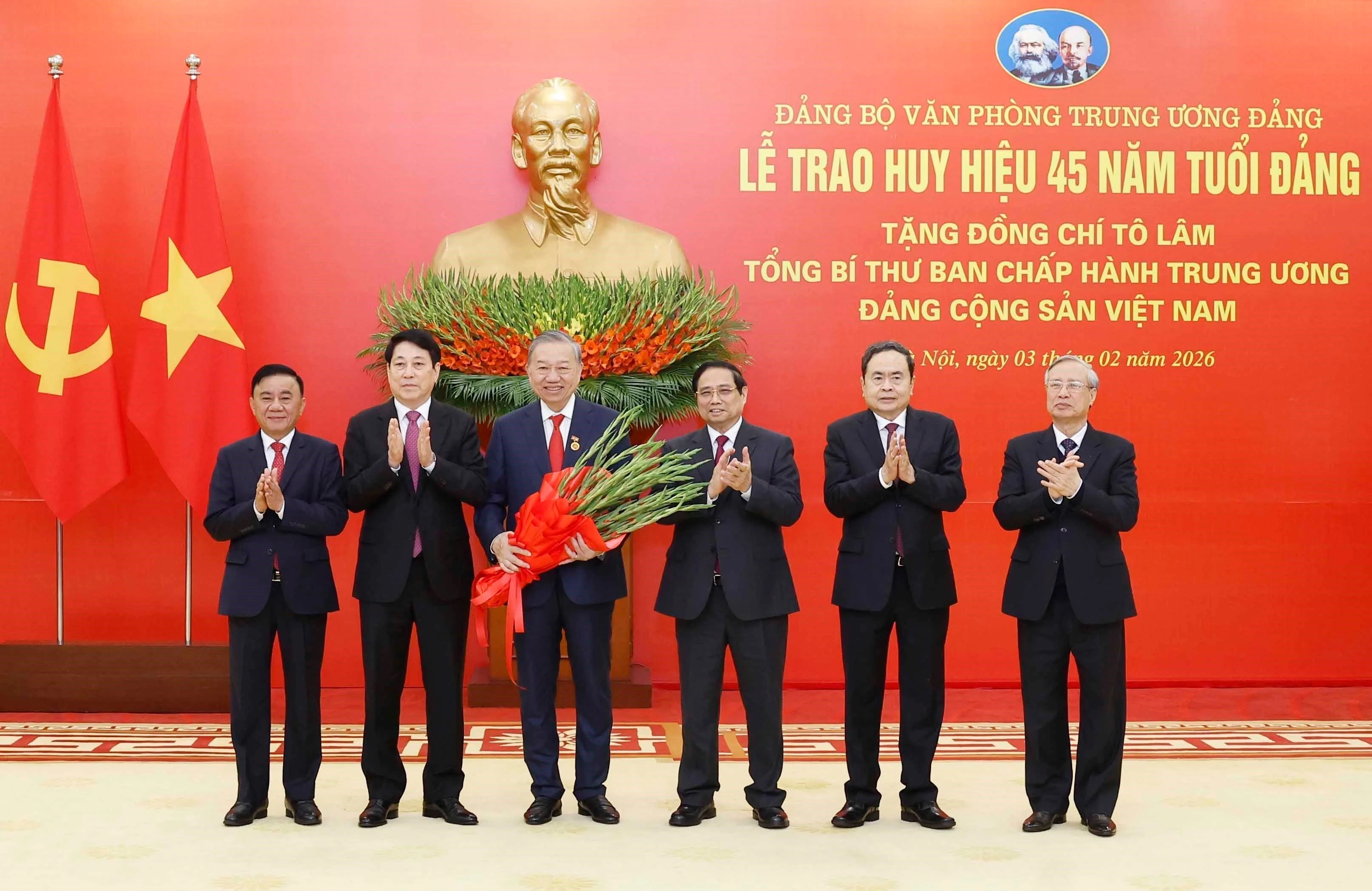 Remise de l’insigne des 45 ans d’adhésion au Parti au secrétaire général Tô Lâm (3e à gauche). Photo : VNA