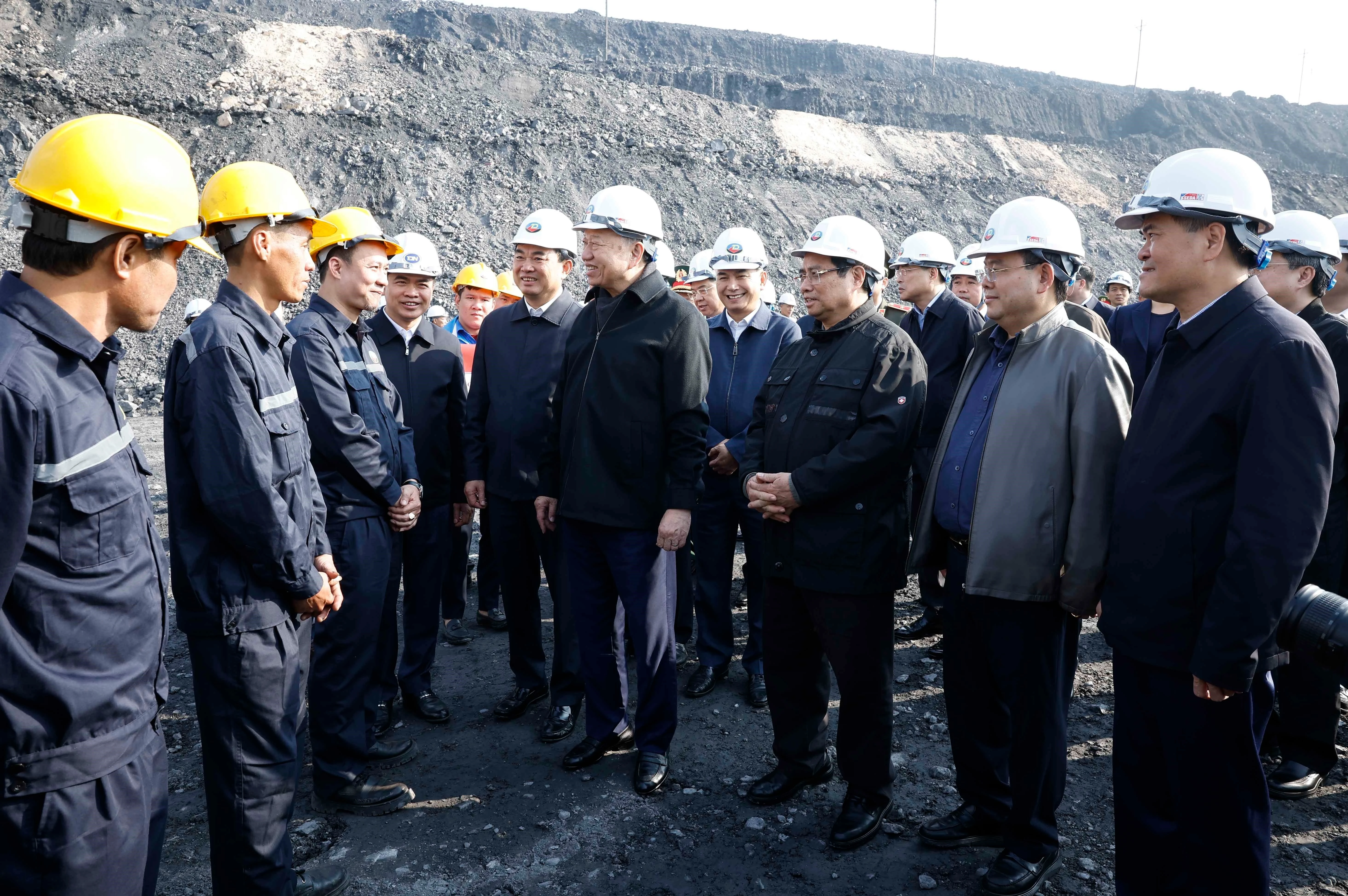 Le secrétaire général du Parti To Lam et le Premier ministre Pham Minh Chinh rendent visite aux cadres et aux ouvriers de la société par actions charbonnière Deo Nai - Coc Sau à Quang Ninh. Photo : VNA