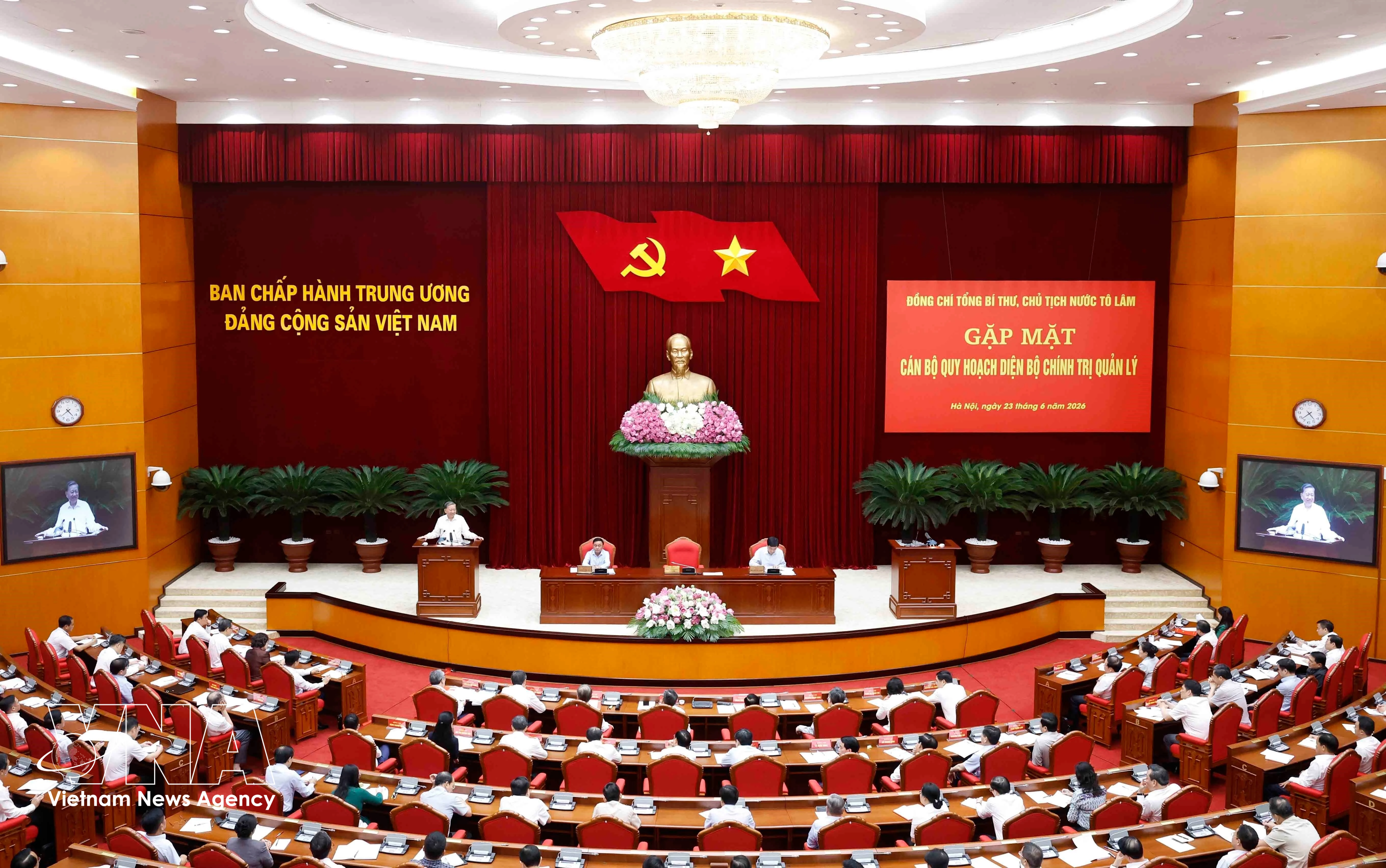La rencontre entre le secrétaire général du Parti communiste du Vietnam et président de la République, To Lam et des cadres planifiés pour hauts postes de direction. Photo : VNA