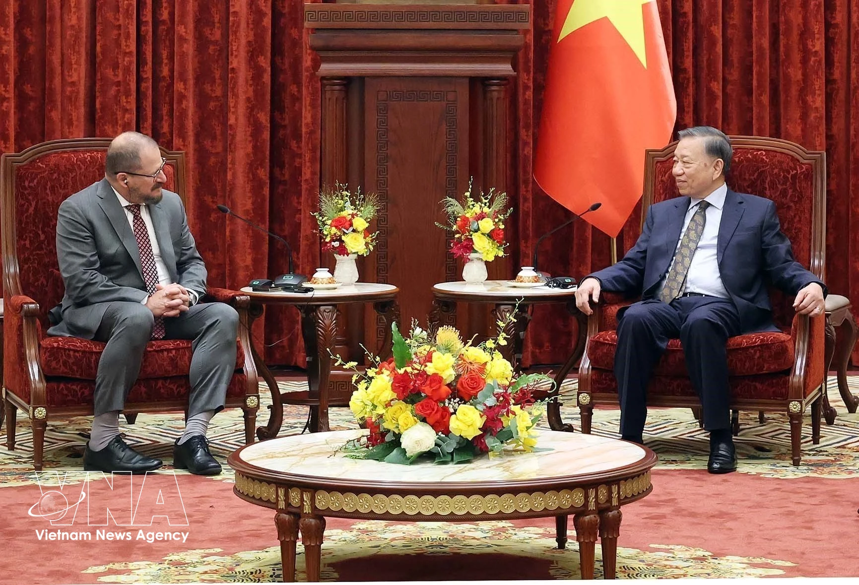 Le secrétaire général du Parti et président de la République To Lam reçoit à Hanoï Cristiano Amon, PDG du groupe américain Qualcomm. Photo : VNA