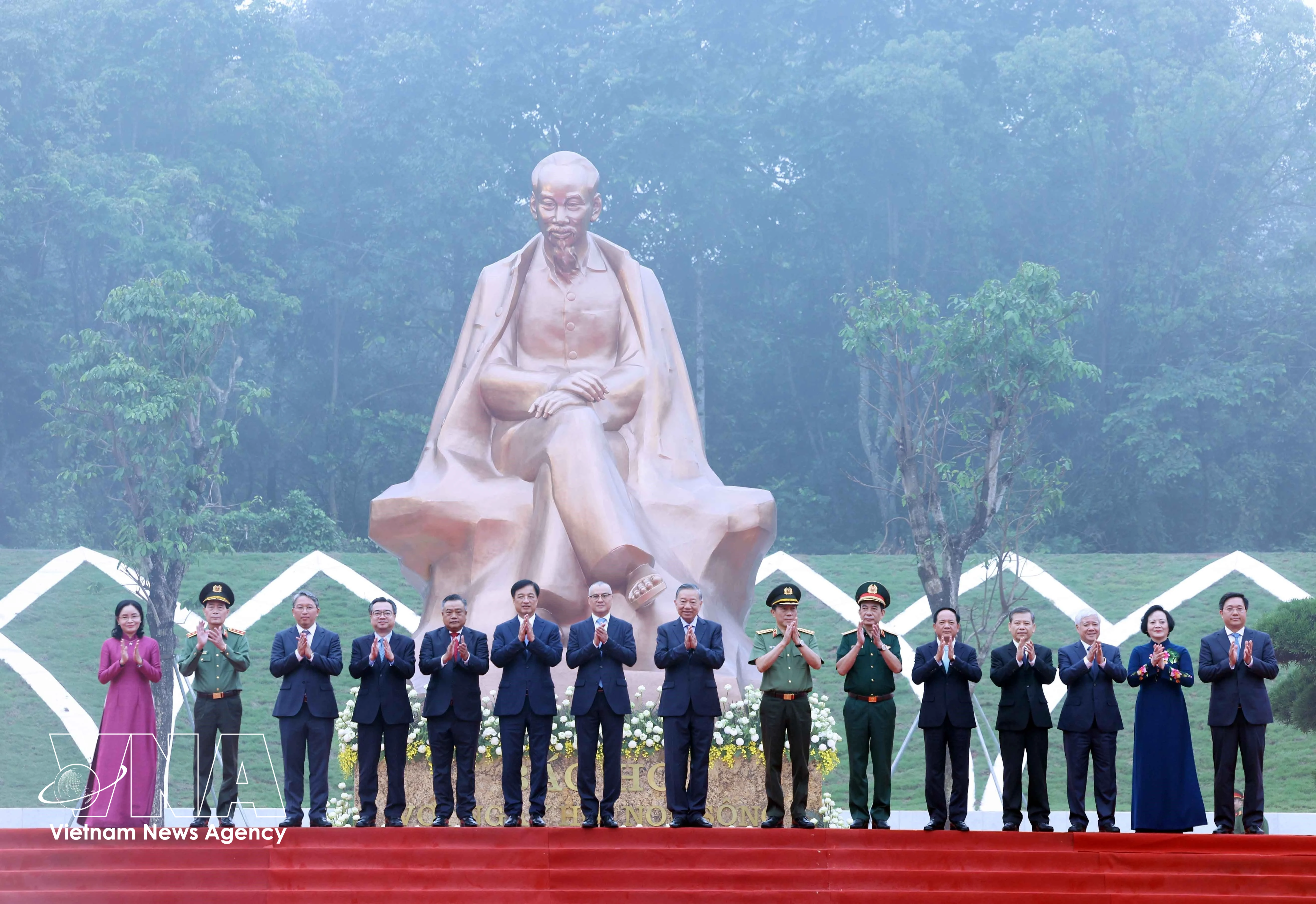 La cérémonie marquant l’inauguration de la statue « Oncle Ho avec la nation en fête ». Photo : VNA