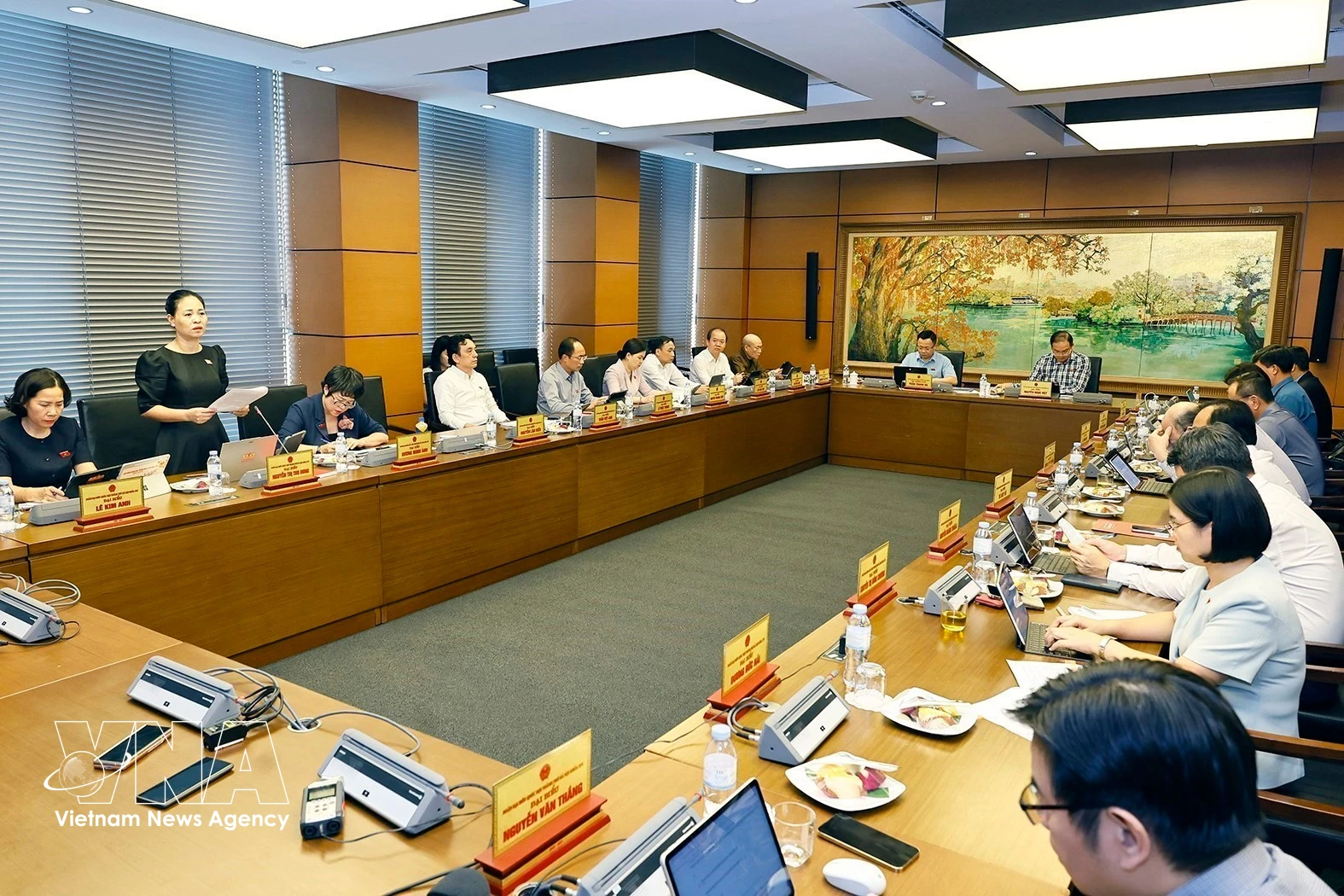 Les députés lors des discussions en groupe sur les projets de loi modifiant la Loi sur la protection de l’environnement et la Loi sur les ressources naturelles et l’environnement marins et insulaires. Photo : VNA