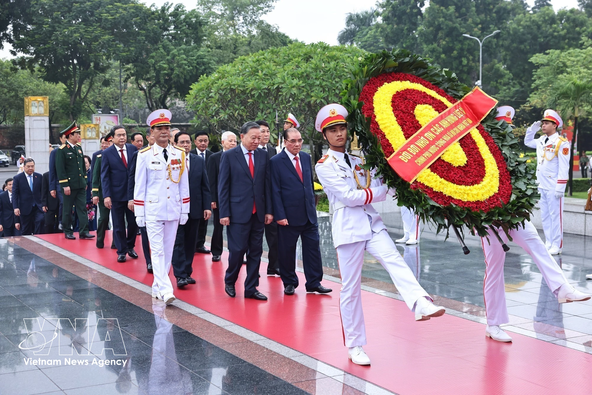 La délégation du Comité central du Parti, du président de la République, de l’Assemblée nationale et du gouvernement rend hommage au Président Ho Chi Minh dans son mausolée. Photo : VNA
