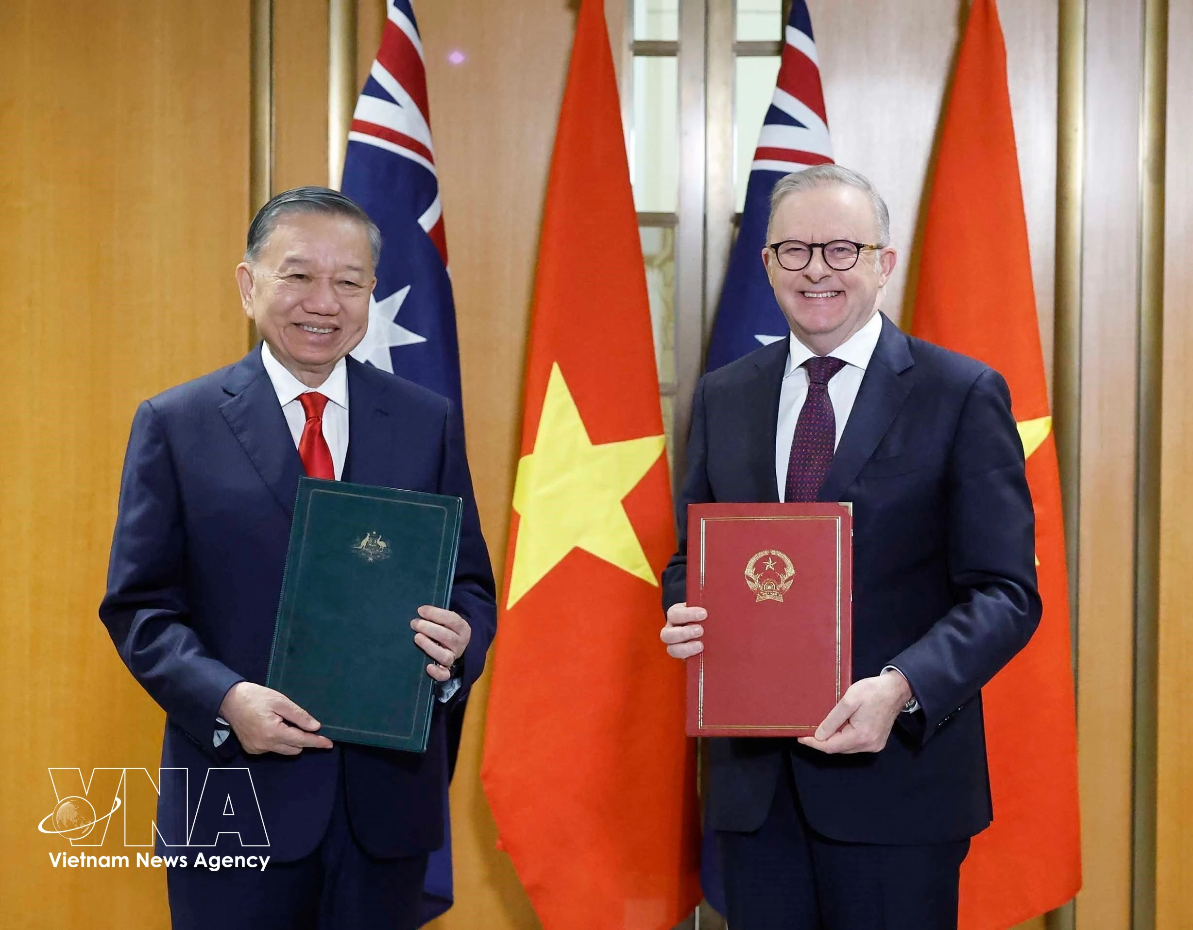 Le secrétaire général du Comité central du Parti communiste du Vietnam et président de la République To Lam (gauche) et le Premier ministre australien Anthony Albanese remettent la Déclaration conjointe sur l'approfondissement du partenariat stratégique intégral Vietnam-Australie. Photo : VNA