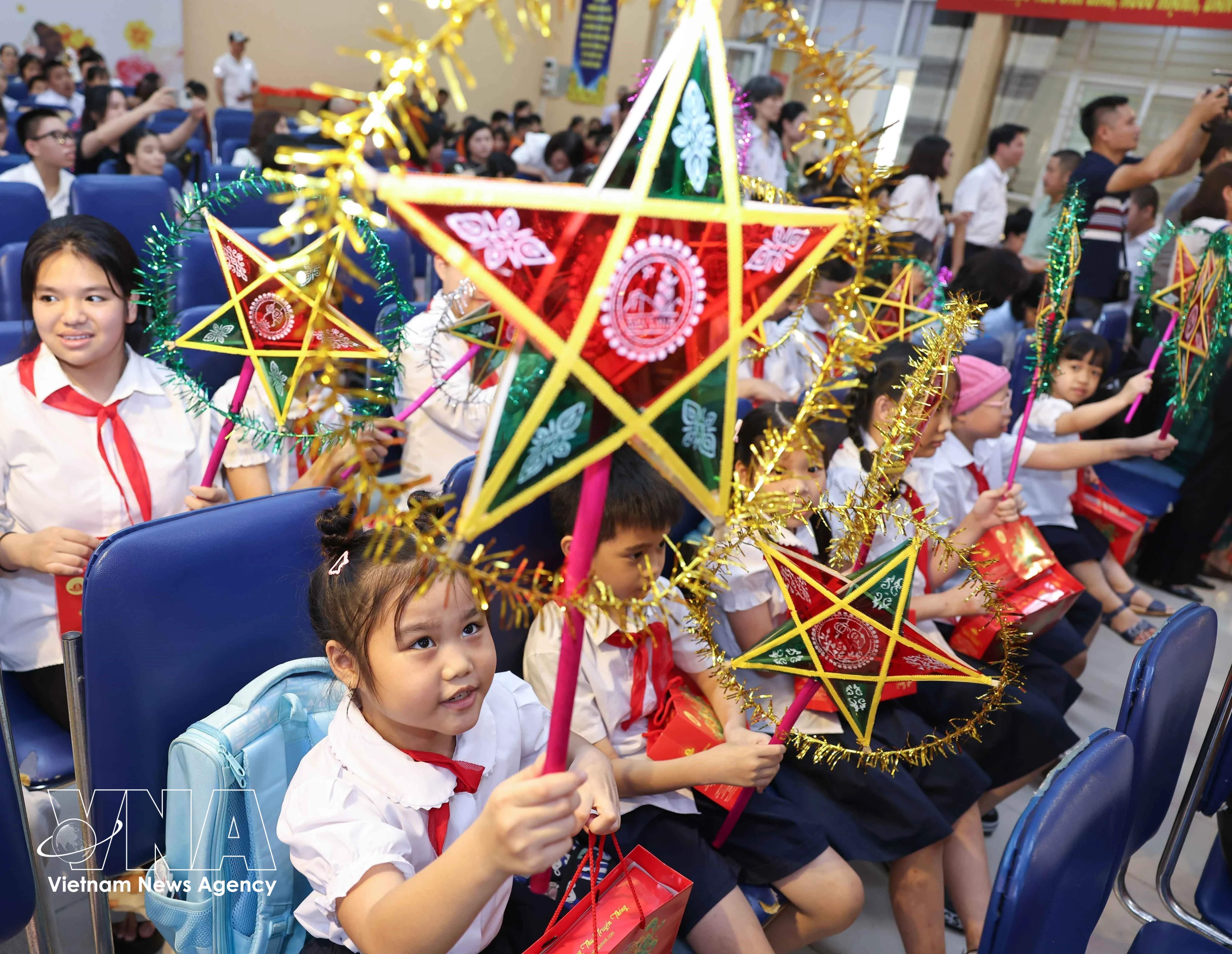 L'atmosphère était joyeuse et chaleureuse alors que les élèves des écoles d'éducation spécialisée de Hanoï célébraient la Fête de la mi-automne. Photo : VNA