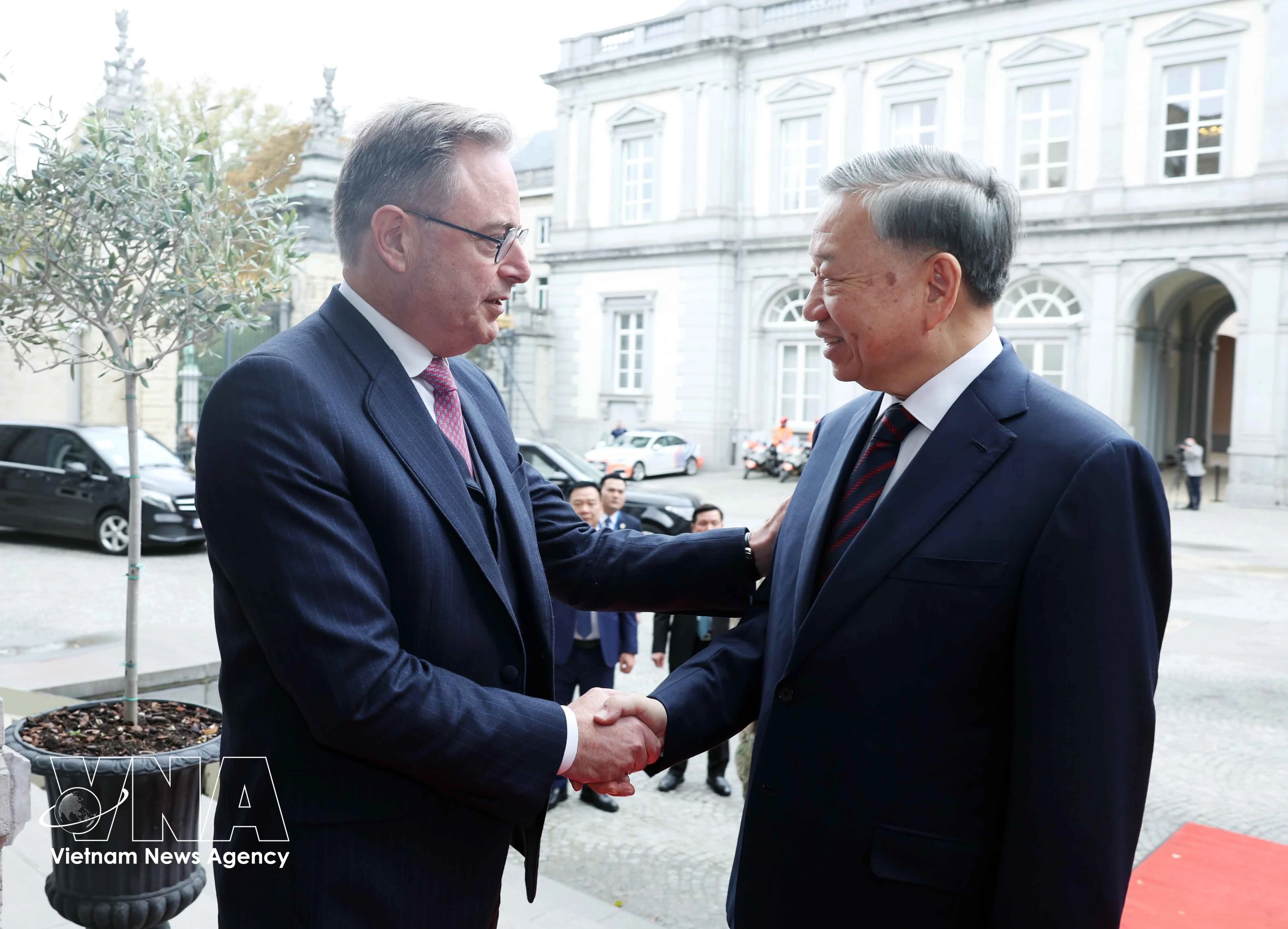 Le Premier ministre belge Bart De Wever et le secrétaire général du Parti et président vietnamien To Lam (droite). Photo : VNA