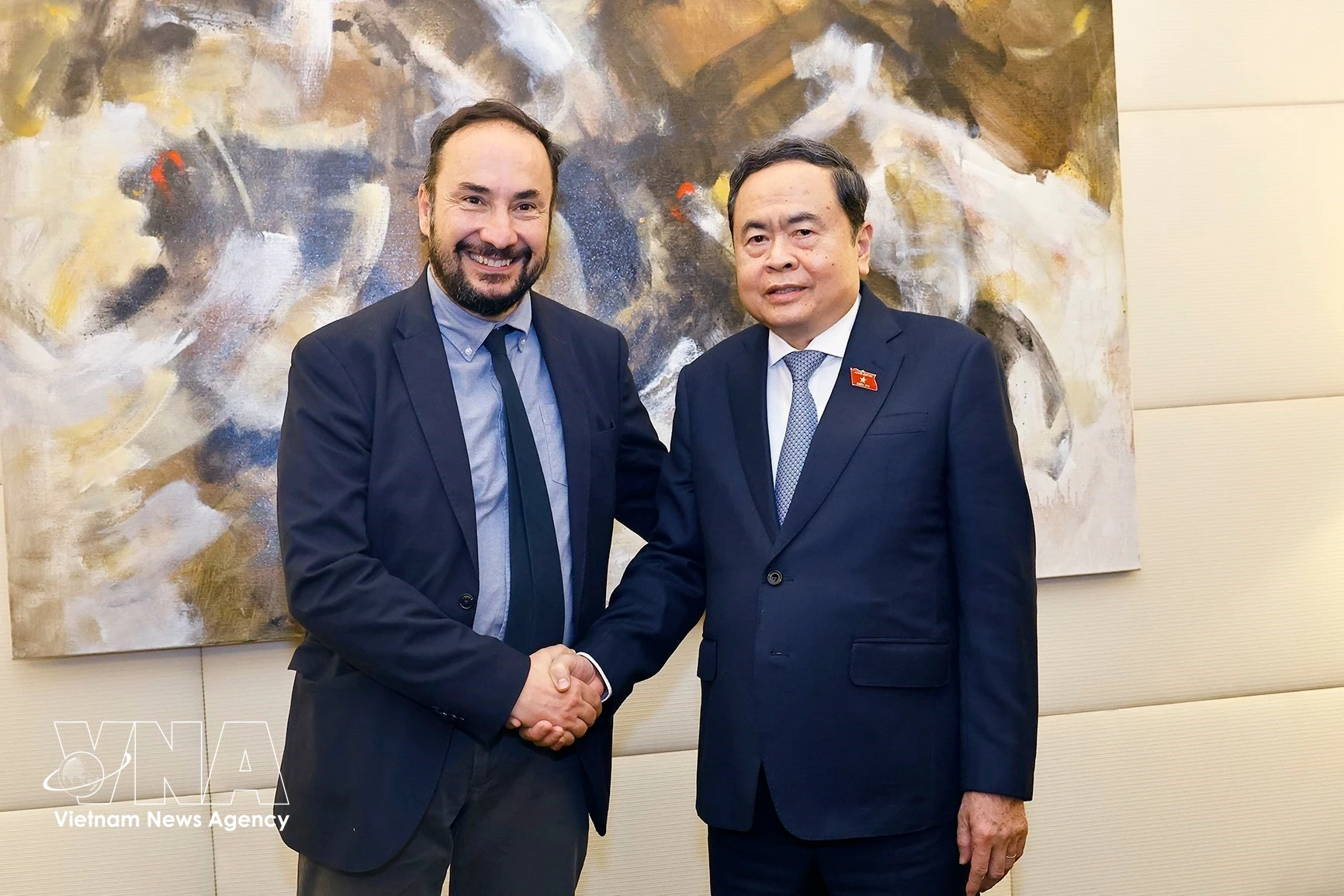 Le président de l’Assemblée nationale du Vietnam, Tran Thanh Man (gauche) et le secrétaire général du Parti communiste italien, Rifondazione Comunista, Maurizio Acerbo à Rome. Photo : VNA
