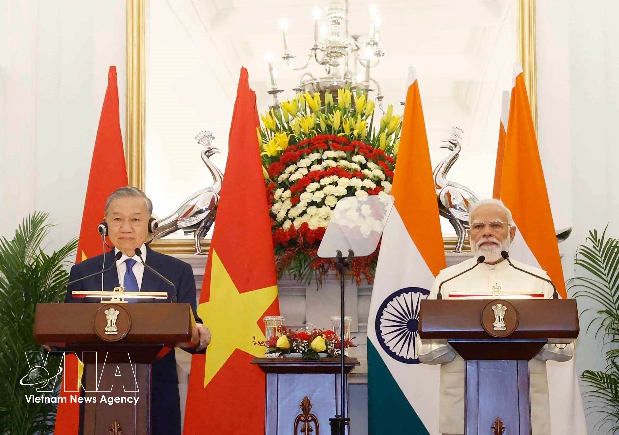 Le secrétaire général du Parti communiste du Vietnam et président To Lam (gauche) et le Premier ministre indien Narendra Modi ont rencontré la presse à New Delhi. Photo : VNA
