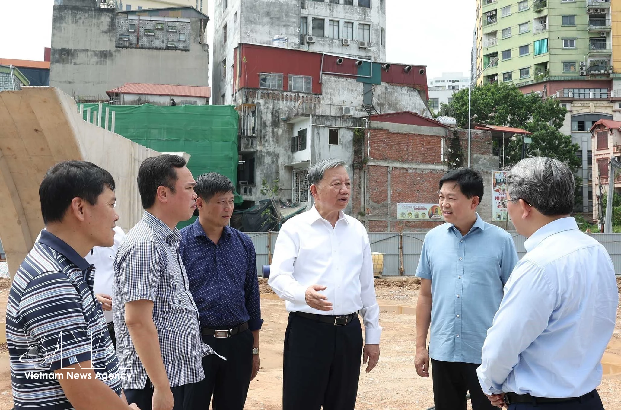 Le secrétaire général du Parti et président de la République, To Lam, sur le chantier du tronçon Hoang Cau - Voi Phuc de la rocade 1. Photo : VNA