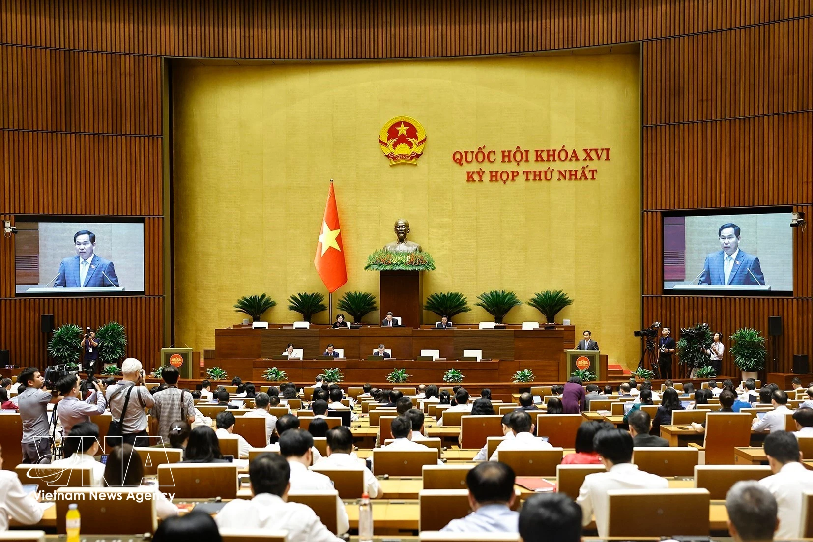 Les députés examinent la création de la ville de Dông Nai relevant du ressort central. Photo: VNA