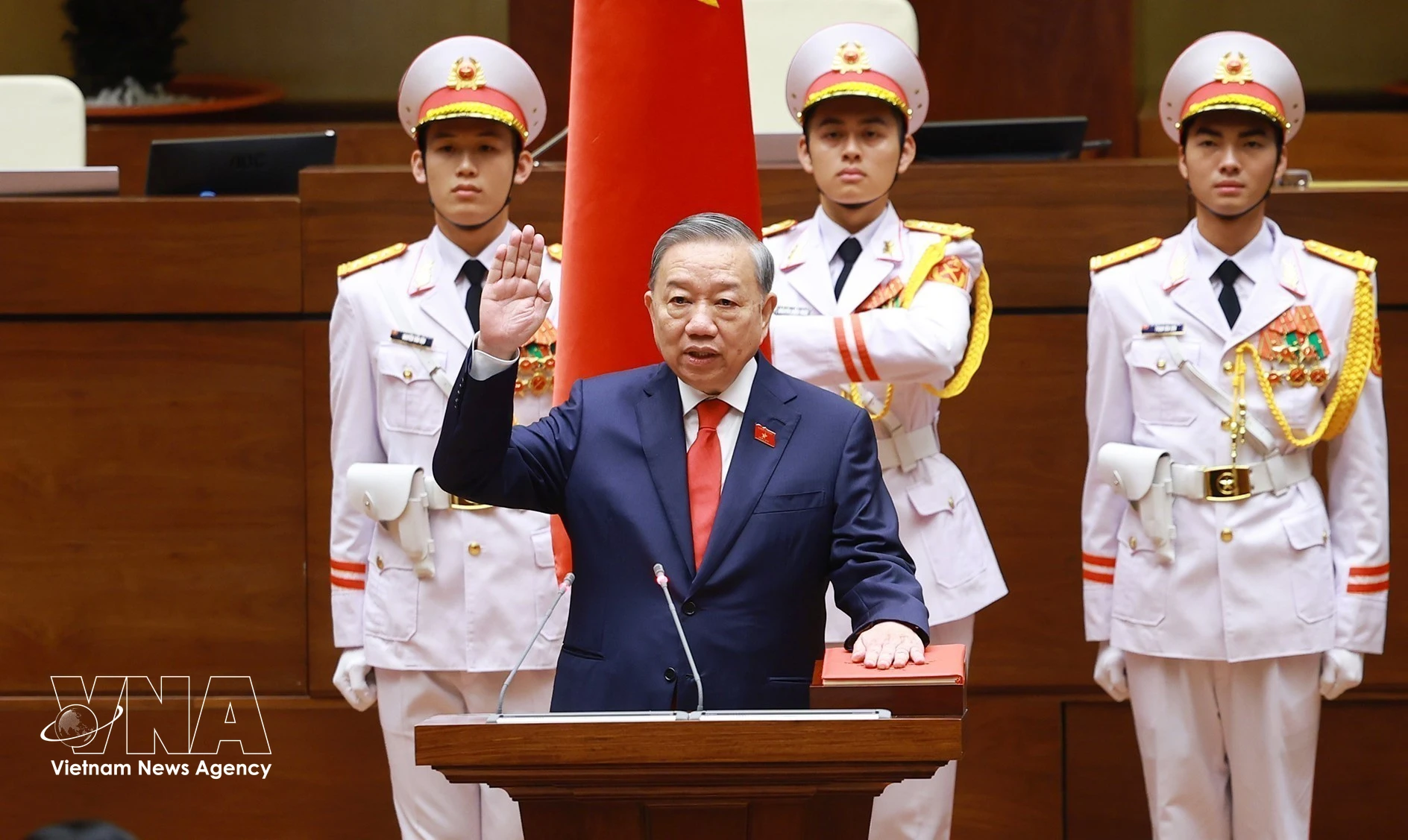 Le secrétaire général du Parti et président de la République, To Lam, prête serment. Photo: VNA