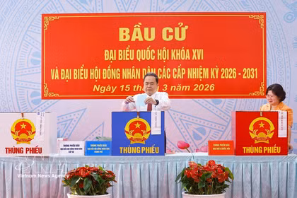 Le président de l'Assemblée nationale, Tran Thanh Man dépose son bulletin de vote dans l'urne. Photo: VNA
