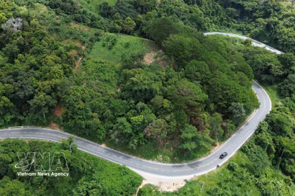 Le col de Ngoan Muc est célèbre pour ses virages sinueux et serrés. Photo: VNA