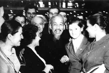 Le Président Hô Chi Minh et des délégués soviétiques et internationaux au 22e Congrès du Parti communiste de l'Union soviétique, en octobre 1961 à Moscou. Photo : Archives/VNA