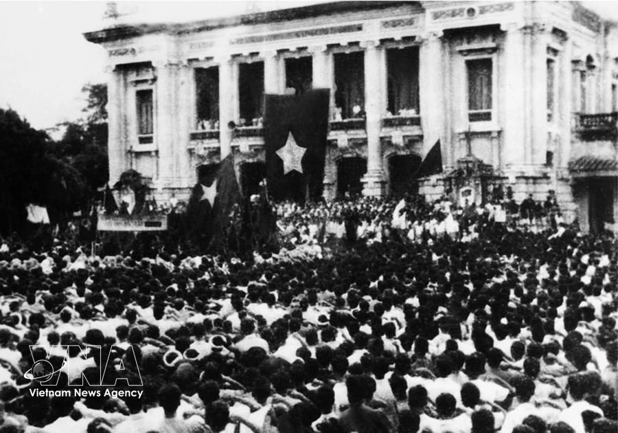 Meeting organisé par le Viêt Minh le 19 août 1945 devant l’Opéra de Hanoï, appelant à l’insurrection générale. Photo d’archives de la VNA