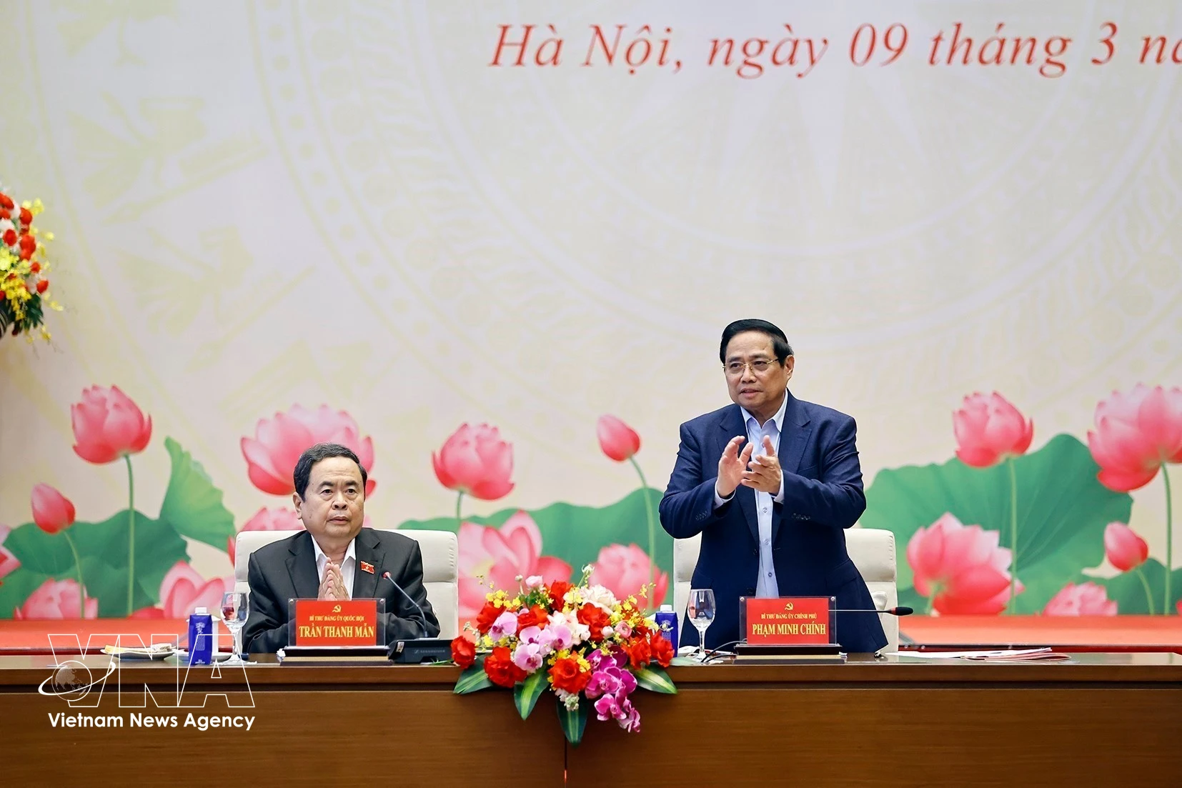 Pham Minh Chinh, secrétaire du Comité du Parti du gouvernement et Premier ministre (droite) et Tran Thanh Man, secrétaire du Comité du Parti de l’AN et président de l’AN. Photo: VNA