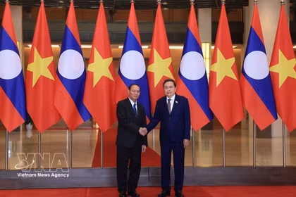 Le président de l'Assemblée nationale, Tran Thanh Man, et Vilay Lakhamphong, permanent du Secrétariat du Comité central du Parti populaire révolutionnaire lao (PPRL). Photo: VNA