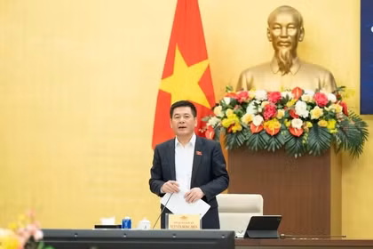 Nguyen Hong Dien, membre du Comité central du Parti et vice-président de l’Assemblée nationale, s’exprime lors de la réunion. Photo : Portail électronique de l’Assemblée nationale