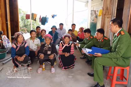 Dans la commune de Hua Bum, des policiers sensibilisent les habitants à l'importance du jour des élections, ainsi qu'à leurs droits et devoirs civiques. Photo : VNA